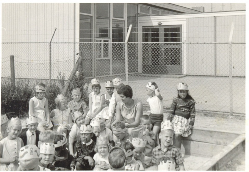 1966 Ruysdaellaan, noodlokalen Prot. onderwijs  jufHannyBoer.jpg