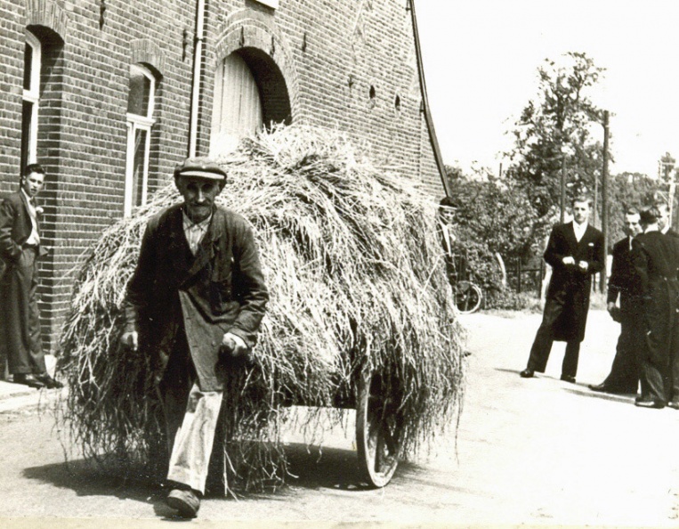 1966 Dorpsstraat bruiloft en Hubert Sassen op voorgrond Foto Eussen-Peters.jpg