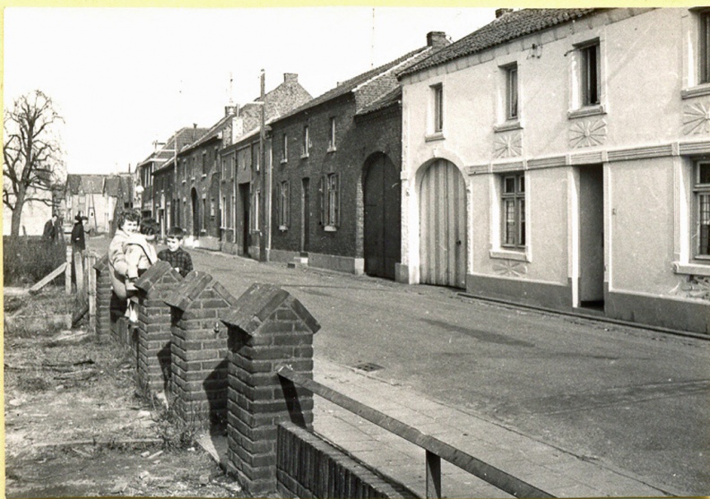1960 Vrnl Dorpsstraat 8-13 Sassen,Penders, Wouben, Cals. foto Eussen-PetersC1.jpg
