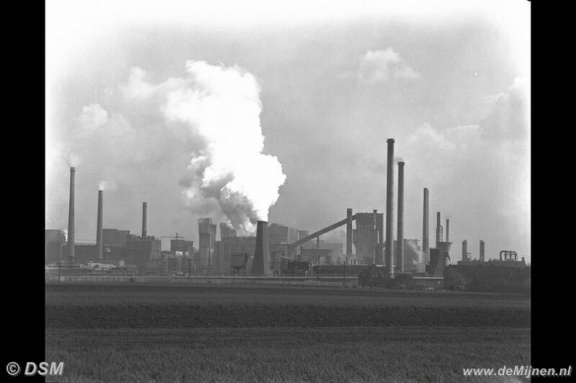 1960-04-12 Mijn en cokesfabriek  11235[1]