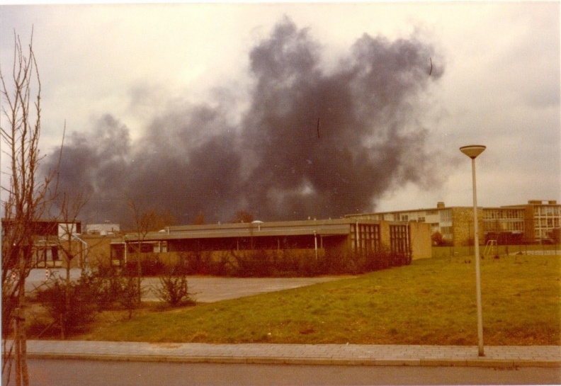 1980-02 Mixed met roetwolk van DSM foto Timmermans 4.jpg