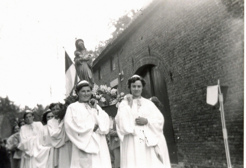 1953 Processie Corry & Mia Cals dragen Mariabeeld foto Eussen-Peters 2A.jpg