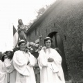 1953 Processie Corry & Mia Cals dragen Mariabeeld foto Eussen-Peters 2A