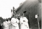 1953 Processie Corry & Mia Cals dragen Mariabeeld foto Eussen-Peters 2A