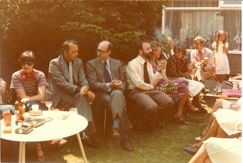 1976 a kerkbestuur in tuin fotoHenrar.jpg