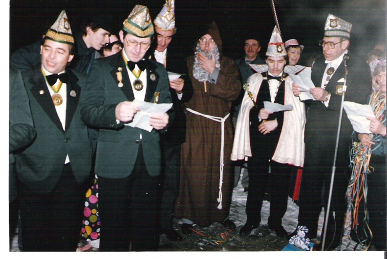 1986 opening carnavalsseizoen door Henricus de Kloezenaer; archief Sjoutvotte.jpg