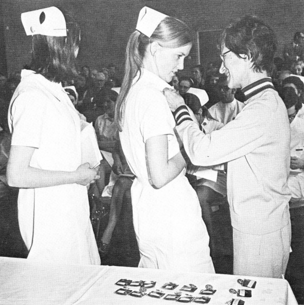 1973 diplomauitreiking Ziekenverpleging A.jpg