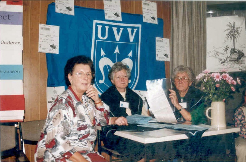 1993-11-06 UVV stand, Mw Boonman.jpg