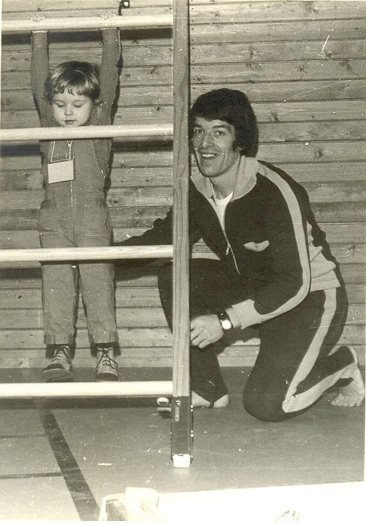1975-1976  creche  in gymzaal met sportdocent Sef Vergoossen