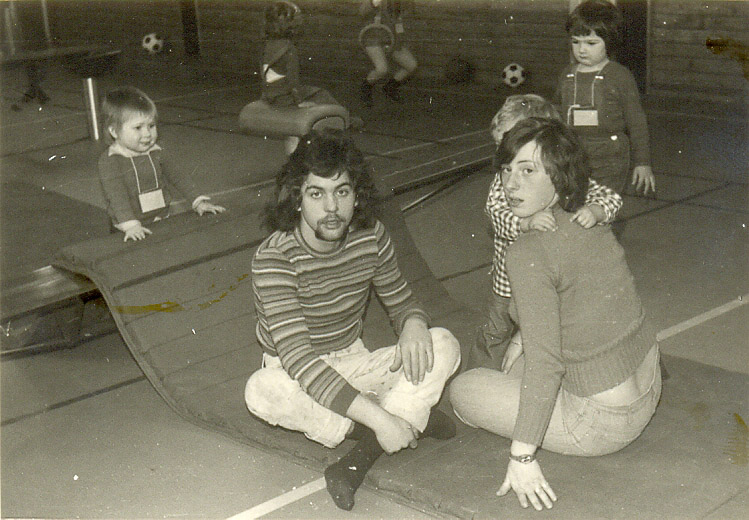 1975-1976  creche in gymzaal; foto Vergoossen.jpg