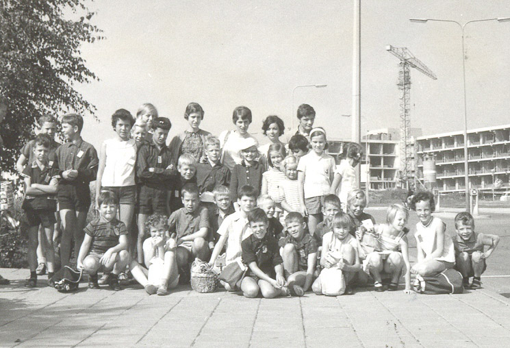 1968 Kindervakantiewerk 3; op achtergrond Bunderhof in aanbouw archief van Ars_.jpg