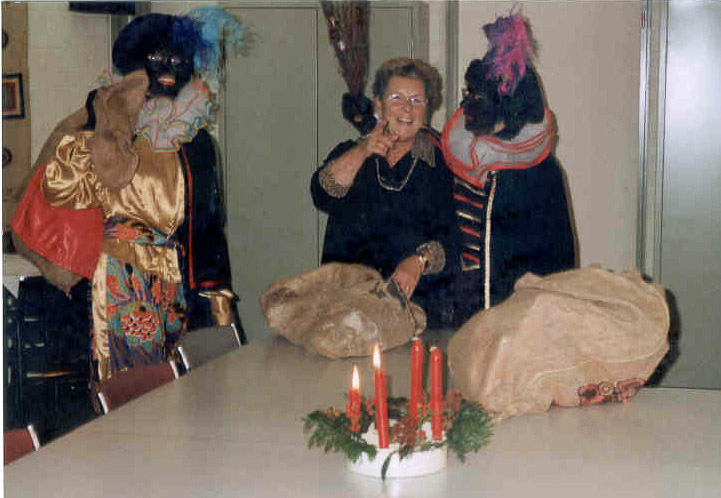 1997-12-07 met haar Pieten, Mw Boonman.jpg
